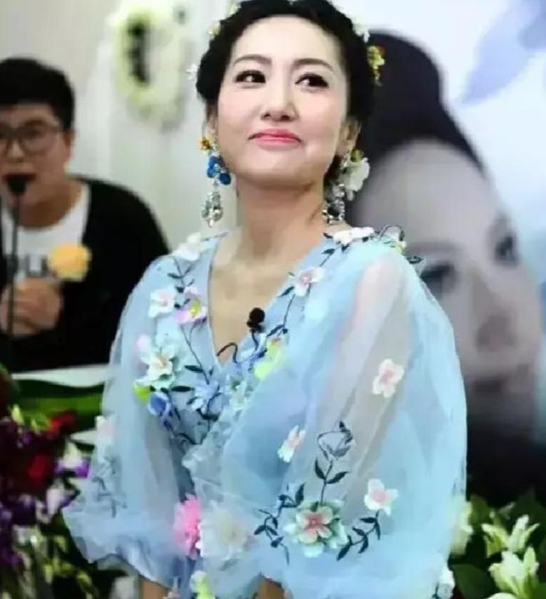黑龙江姑娘王越不幸查出胃癌晚期，眼看生命走到尽头，她没有哭天喊地，而是穿上一袭雪