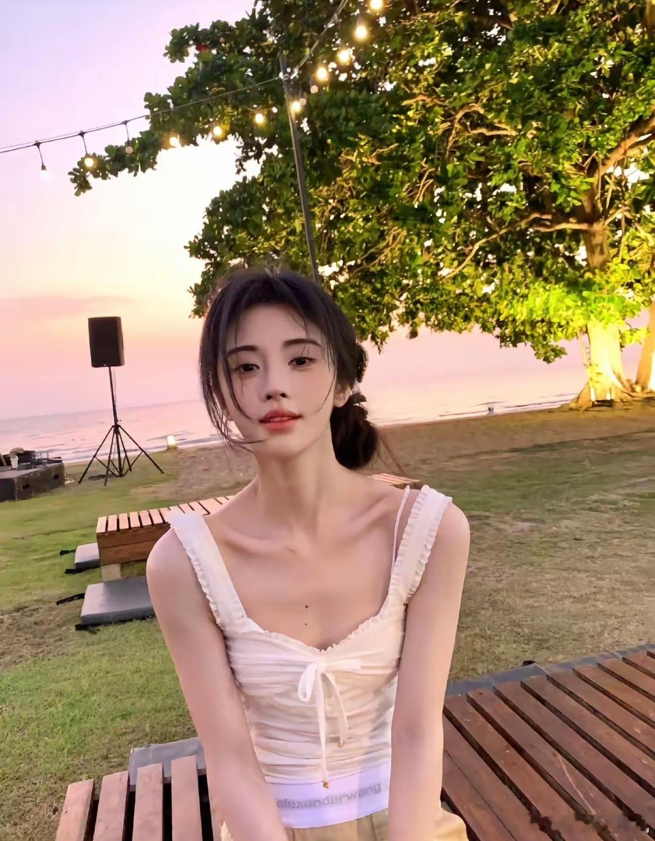 鞠婧祎这令人毫无欲望的儿童身材，超级平。要颜值没颜值，要身高没身高，要身材没身材