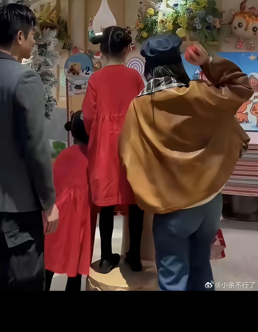 方媛不仅自己打扮的土里土气的，给俩娃的打扮也是一言难尽！​​​