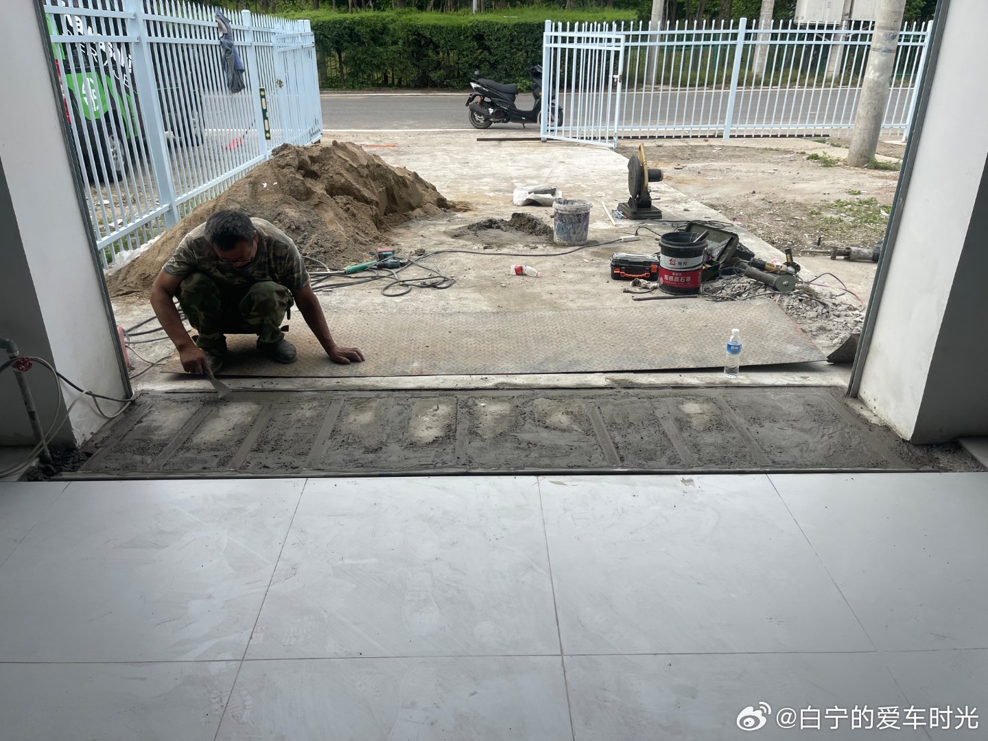 在瓷砖地和进车斜坡之间的坡道上我们做了一段麻花钢板坡，一方面是防滑，防止进屋的一