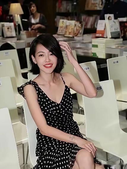 小s以前不肿不胖，身材是矮个子里的top1，有胸有腿，且线条好看。脸小加个尖下