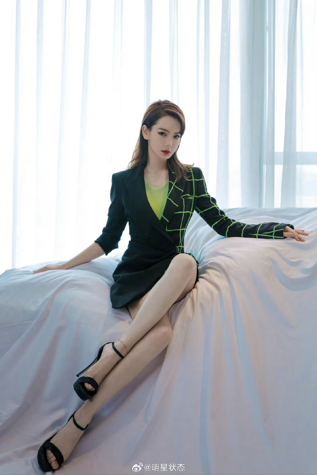 戚薇的大长腿，配高跟短裙绝美！​​​​