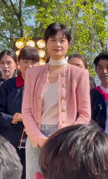 李宇春现在穿的越来越像国企女干部了