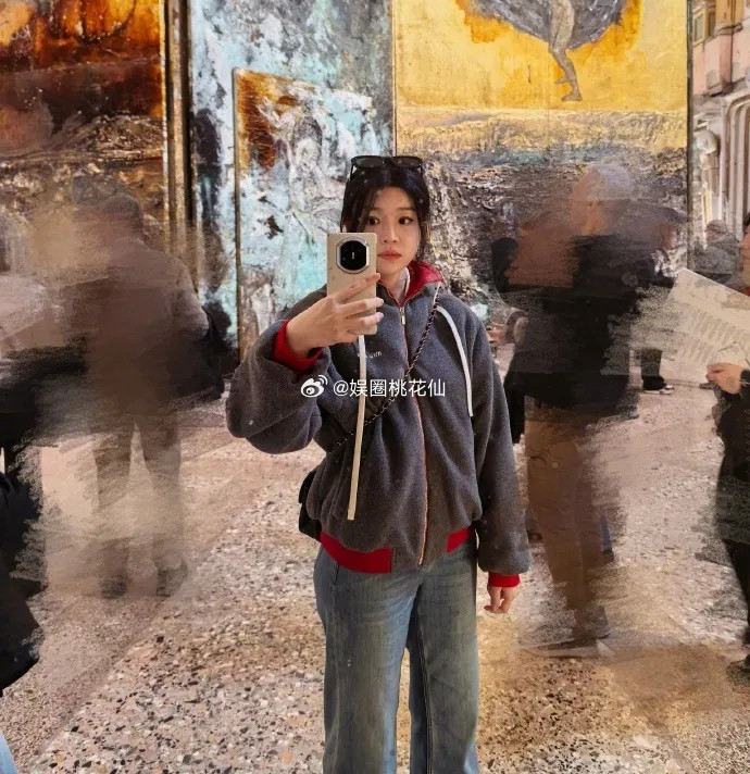 陈妍希现身北京机场她这次穿了一身灰色的衣服，看起来很有高级感。陈妍希上身穿深灰色