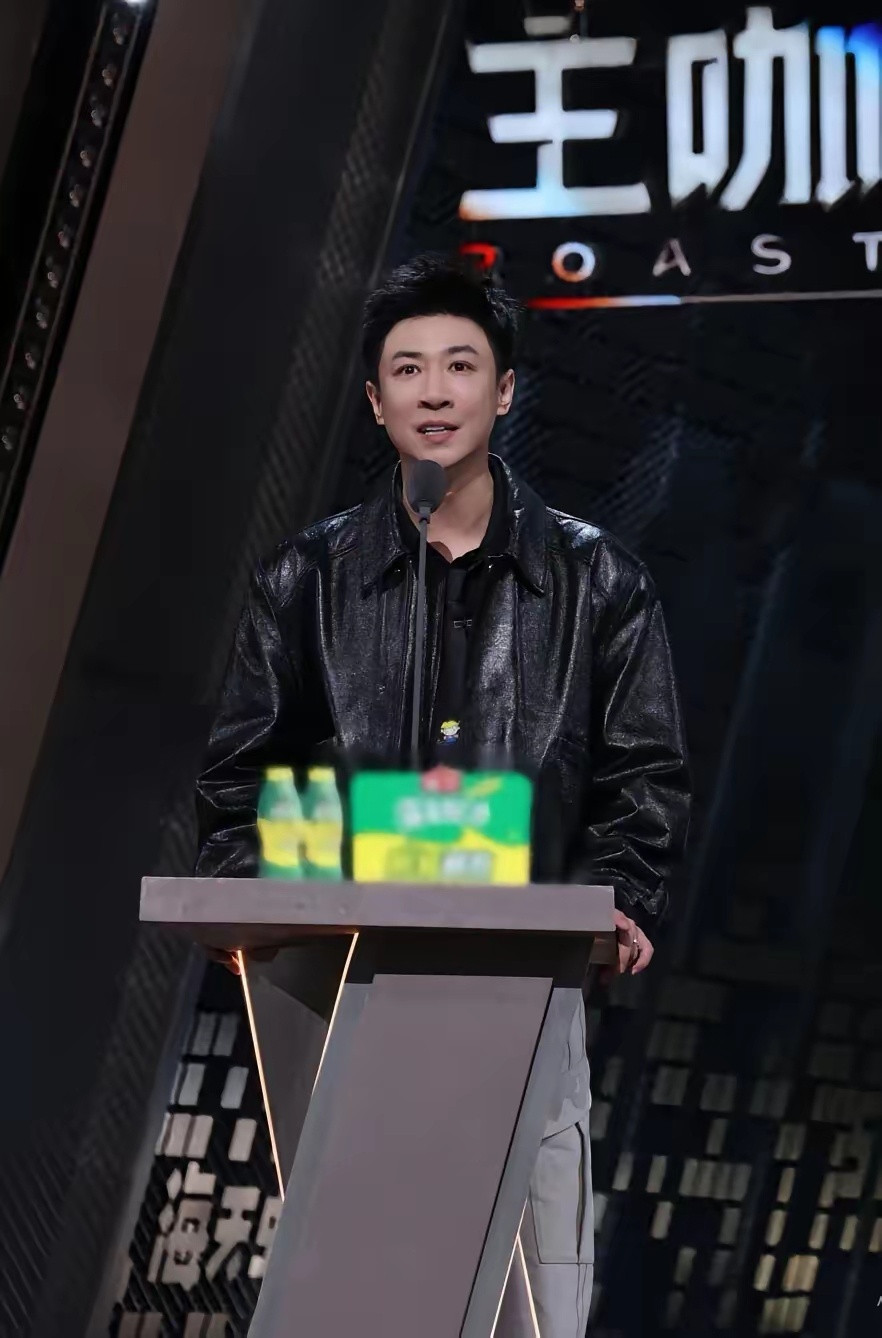 原来我们都错了！之前一直认为董璇现任老公张维伊长得不好看！看他最新的形象，让我眼