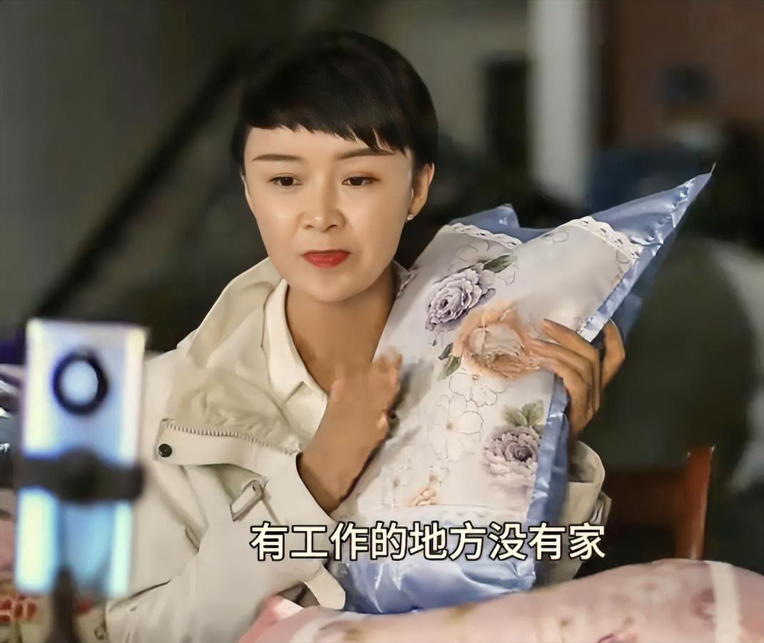 听刚从昭苏支教回来的哥们儿闲聊，他说见到了贺娇龙本人，这话让我挺意外。咱们在