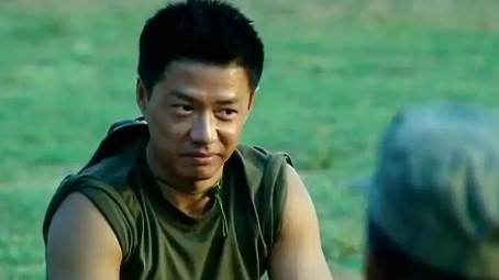 当初，段奕宏在刚进入《士兵突击》剧组时，张译就悄悄地把他拉到一旁，然后一脸神秘地