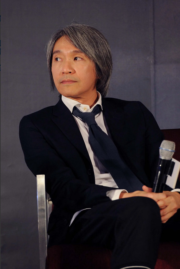 主持人问周星驰:“什么样的女孩才能够打动你的心？”周星驰长叹一囗气:“哎，我要想