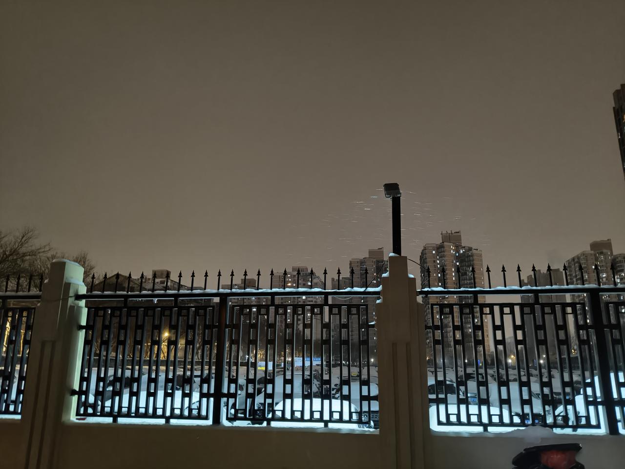 雪下大了一会儿的功夫，北京的雪下大了，刚刚推门出去，看到地面铺上了厚厚的一层雪