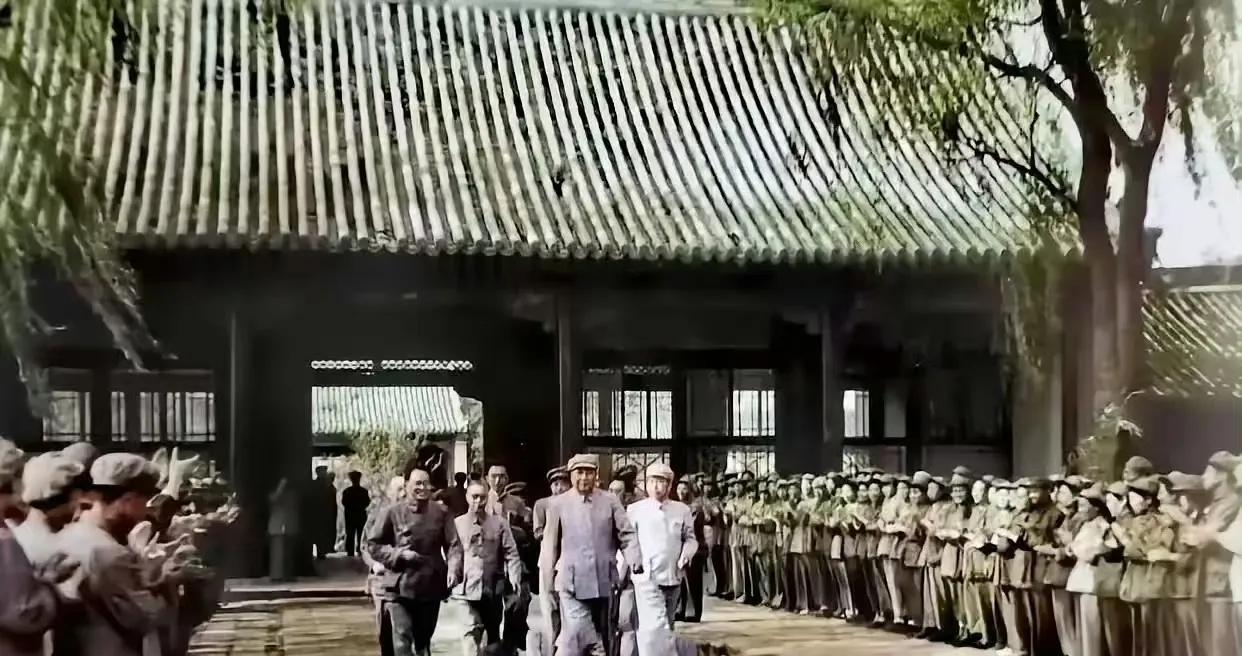 龙行虎步进驻中南海！这气势如虹的景象，至今仍令人心潮澎湃。毛泽东思想，曾
