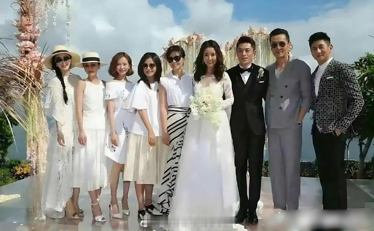 我的老天奶,谁懂当年林心如和霍建华婚礼上,这张合照的含金量哇!如今再看,简直是前