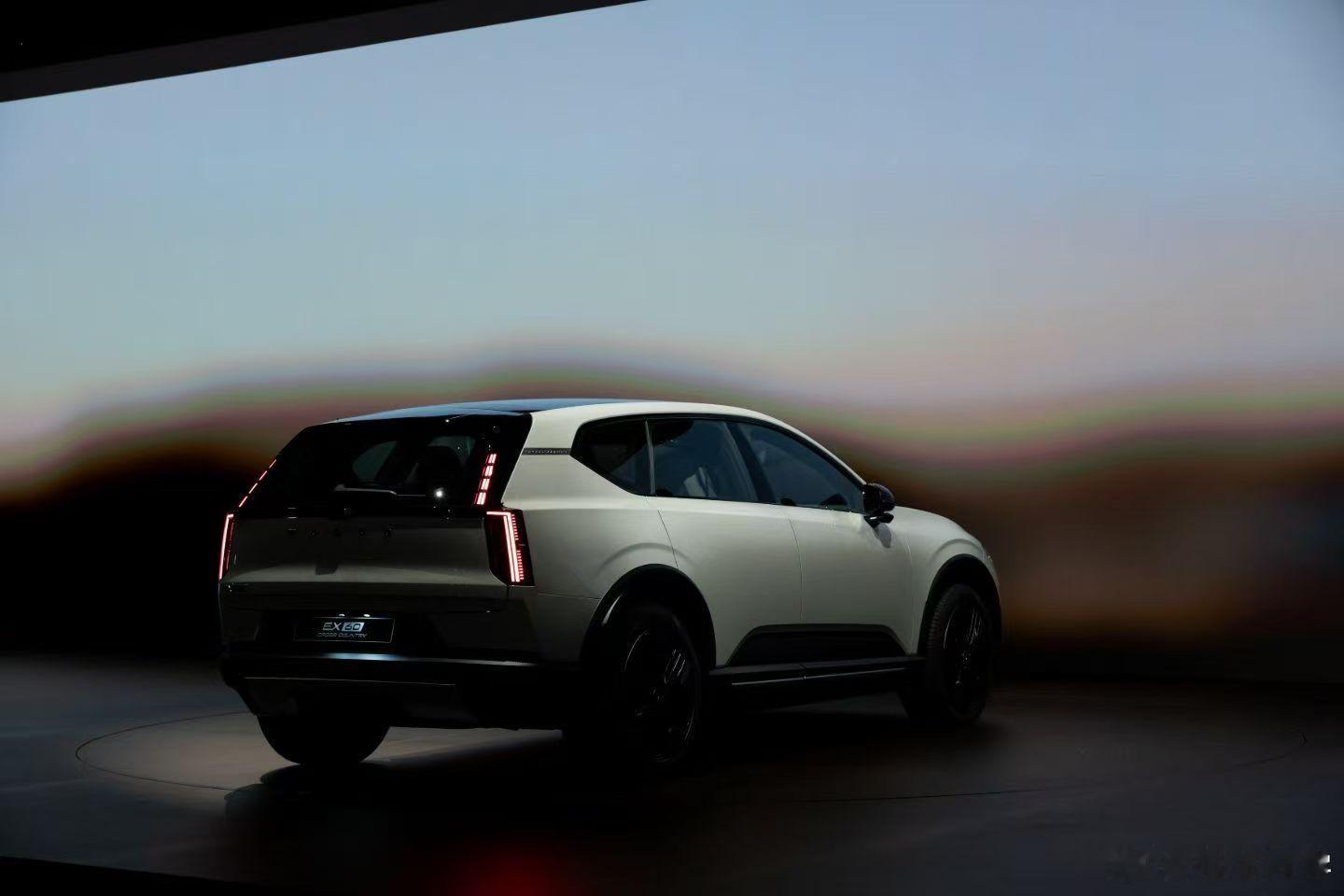 早啊朋友们纯电版沃尔沃EX60，不知道国内上不上。电车同学随便聊沃尔沃