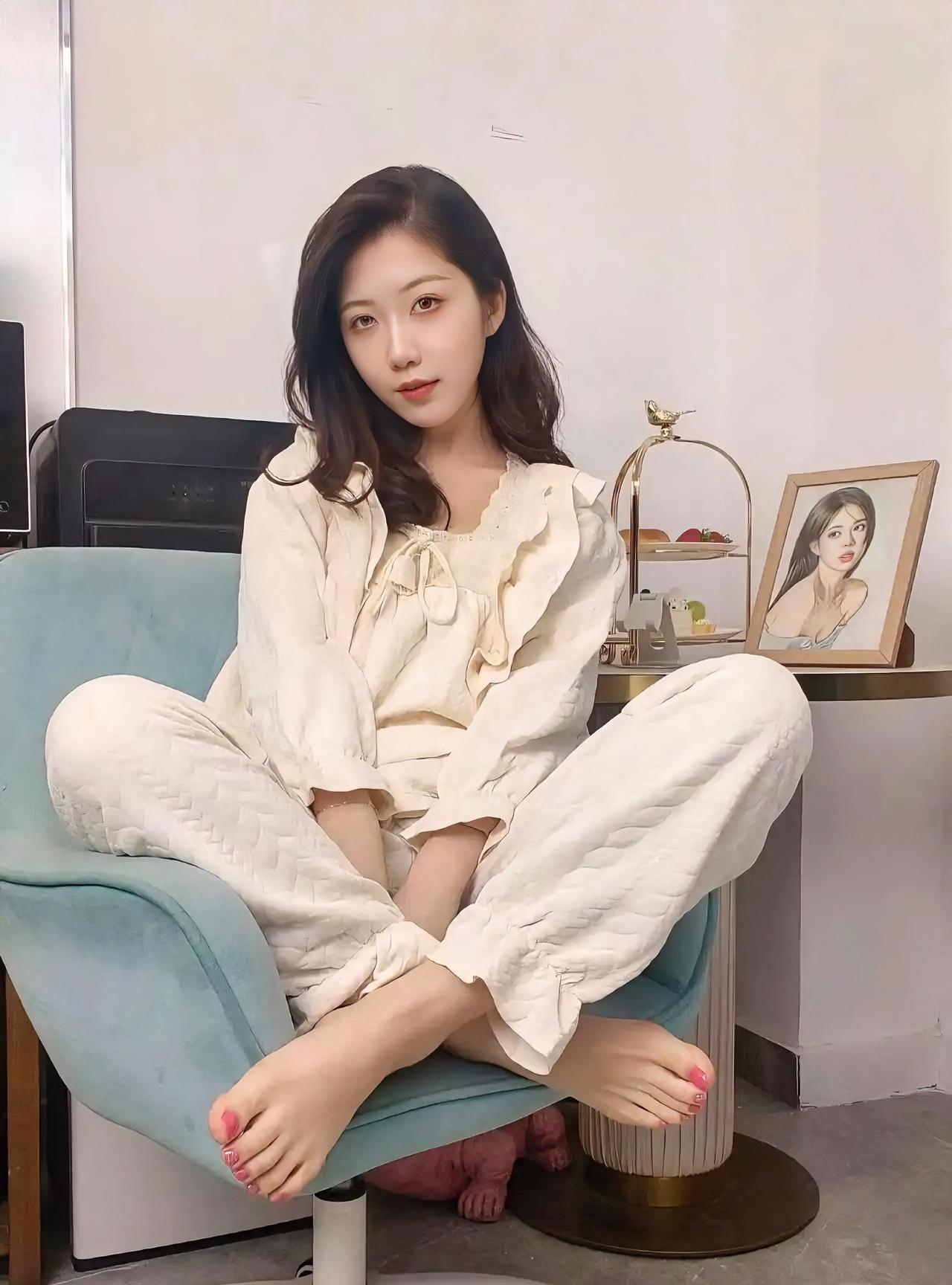一双美脚，第一次见五根脚趾头这么整齐的