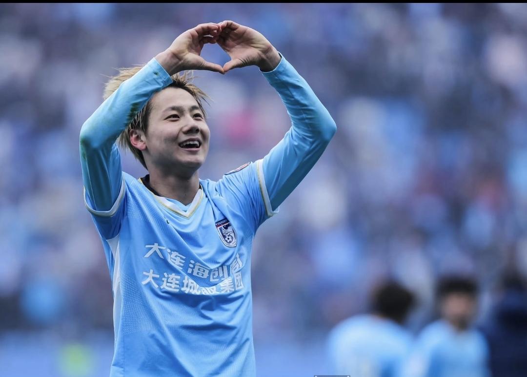 凤凰涅槃！大连英博球迷喜爱的、那个表现出色的毛伟杰回来了。在大连英博主场对阵浙