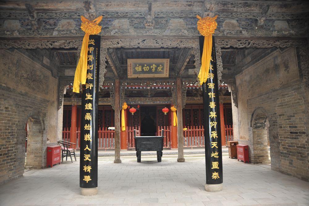 陕西白水你咋不把仓颉庙景区大门修到县城去，叫游客怎么骂你才好？国庆八天长假，下
