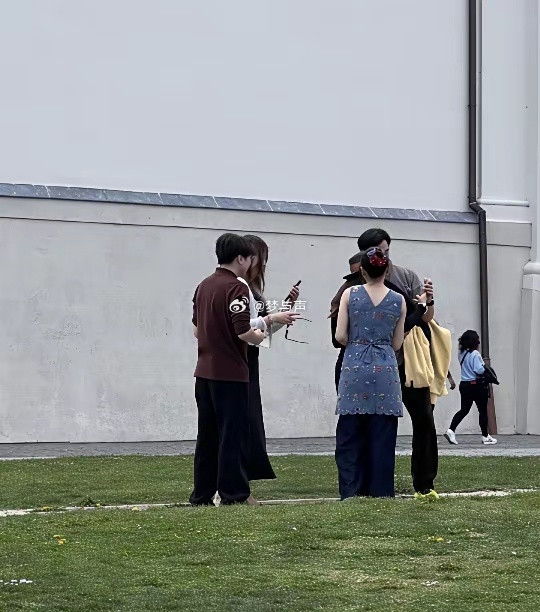 44岁彭于晏在匈牙利旅游被偶遇，他当天脸上没有化妆，穿着简单的日常服饰，没有助理