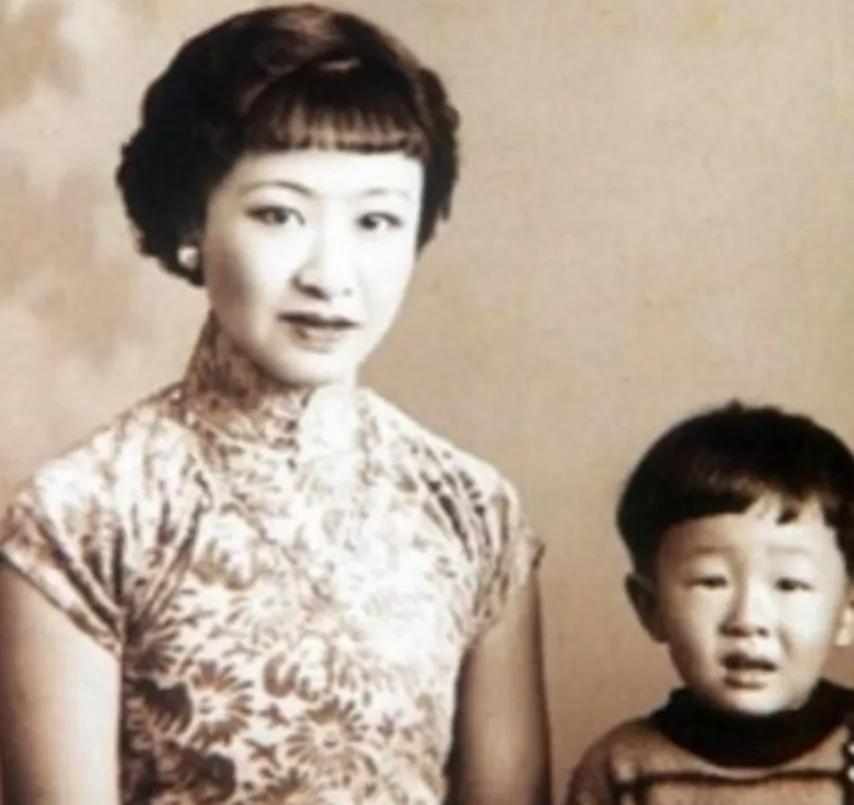 1955年，章士钊在北京菜市场闲逛，看到一卖卷烟的妇女，大吃一惊，连夜给毛主席写