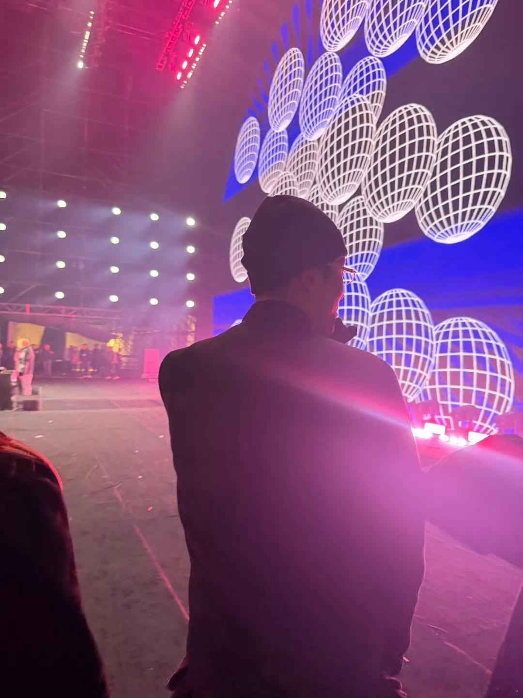 王嘉尔一眼就认出来了王嘉尔带头套上台wje大眼仔原来是王嘉尔​​​