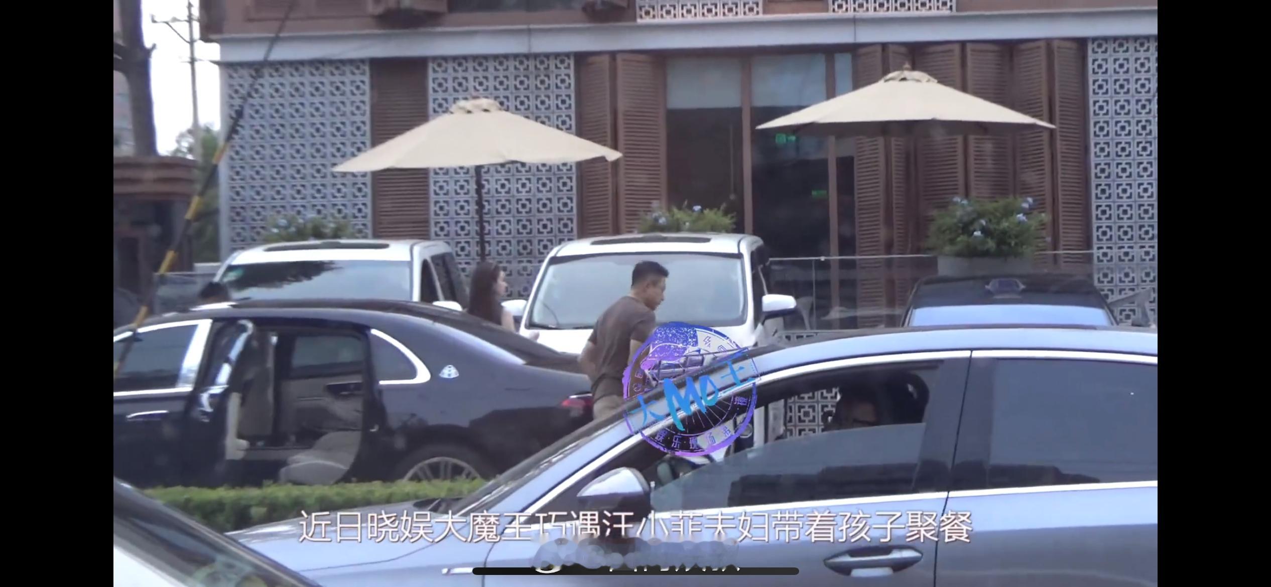 马筱梅夫妇带儿子聚餐本次家庭聚会阵容热闹，夫妻二人带着小儿子汪宝，玥儿、箖箖一同