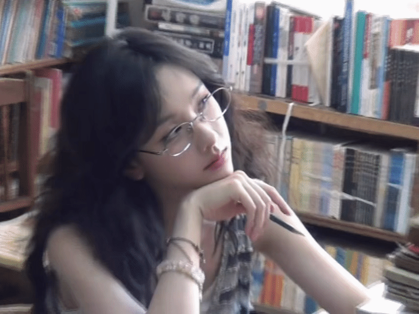 陈都灵古早白月光氛围感天花板实锤了，老式书架做天然背景板，随性卷发弱化距离感，