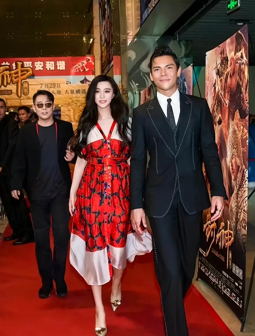 原来向佐也曾是一个型男呀！这走路带风的样子太帅了，难怪郭碧婷非他不嫁呢！可惜