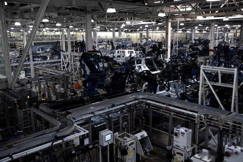 【关税冲击美国制造业陷入疲软】（路透社）——美国6月份制造业依然低迷，新订单