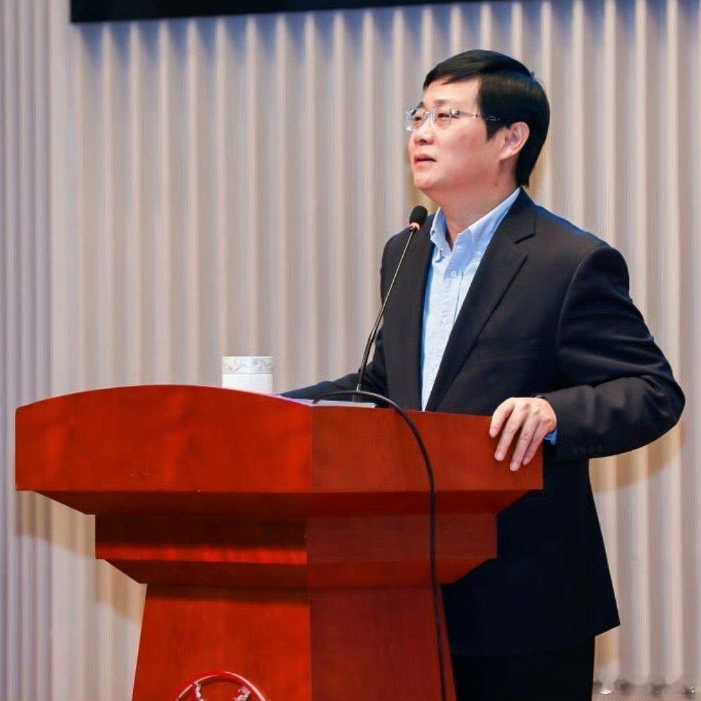 贾耗管清友演我在职场请教同事老板是新人这段对话把职场废话文学展现得淋漓尽致，老