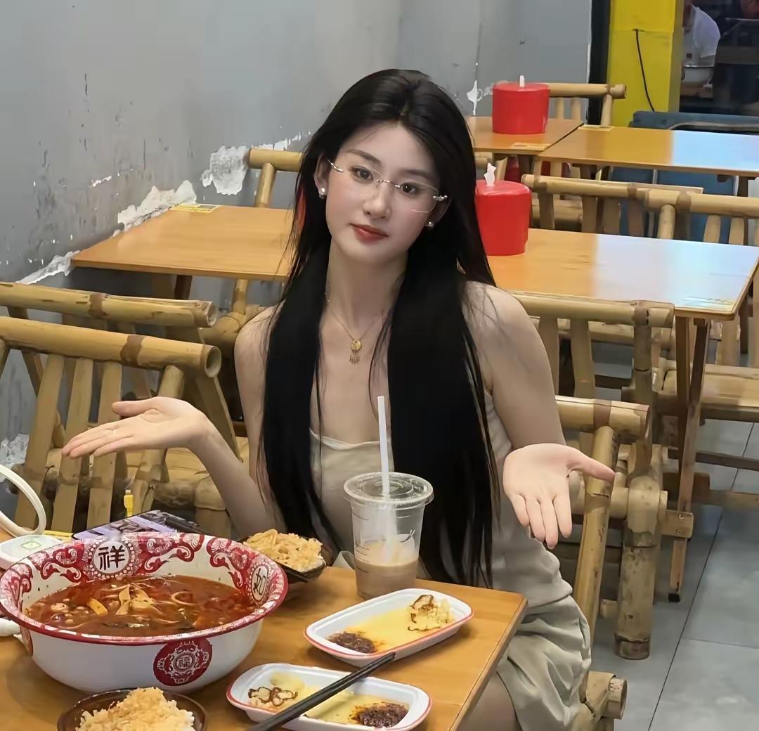 这位姑娘向大家证实了一件事，脸真的能当饭吃。以前我们骂人的时候总骂一句话，长得好