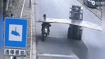 真的，背后一凉。要是我，我肯定也躲不过去。就那么直挺挺地滑过去，滑向那几块薄