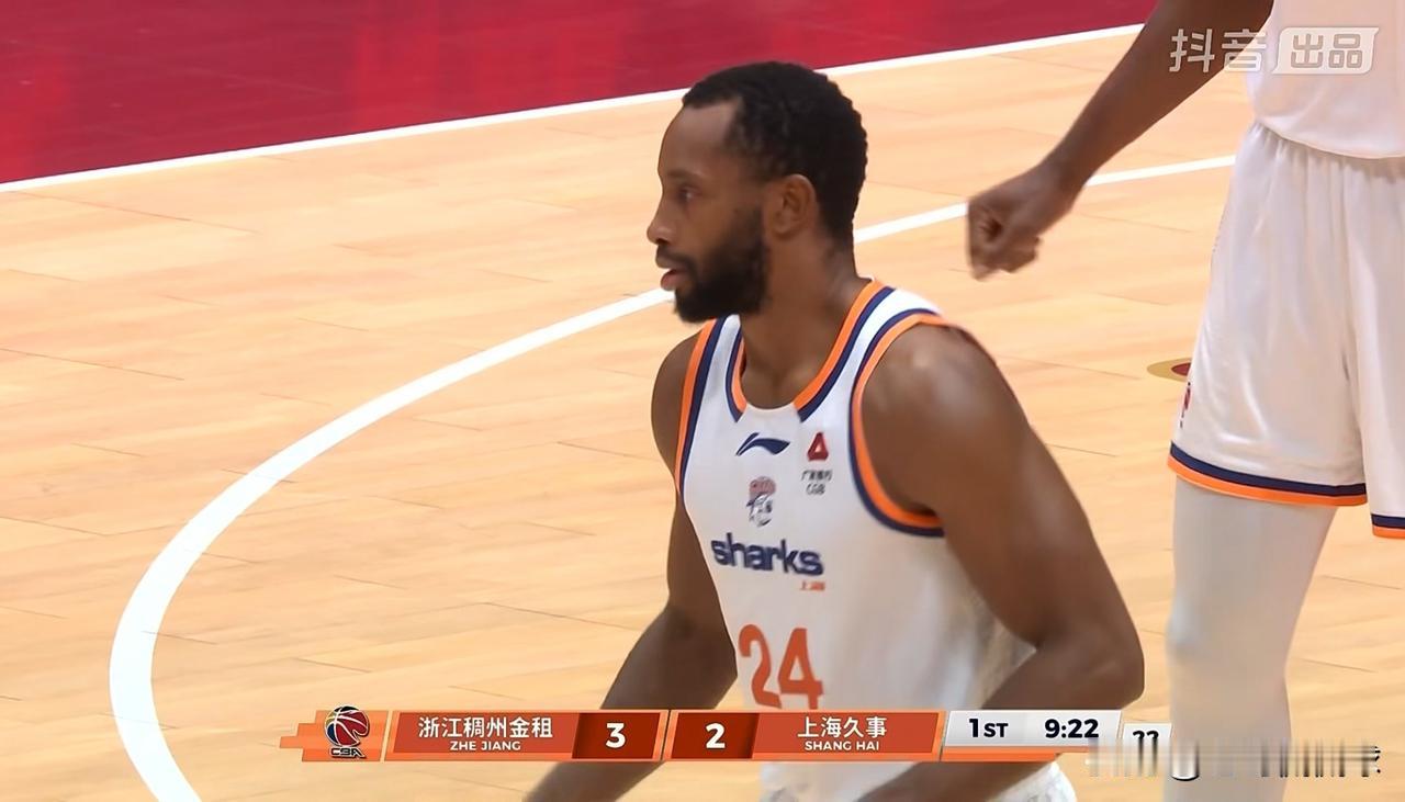 上海久事老将弗格的得分效率真是太高了！在今天上海久事客场挑战浙江稠州金租的比赛中