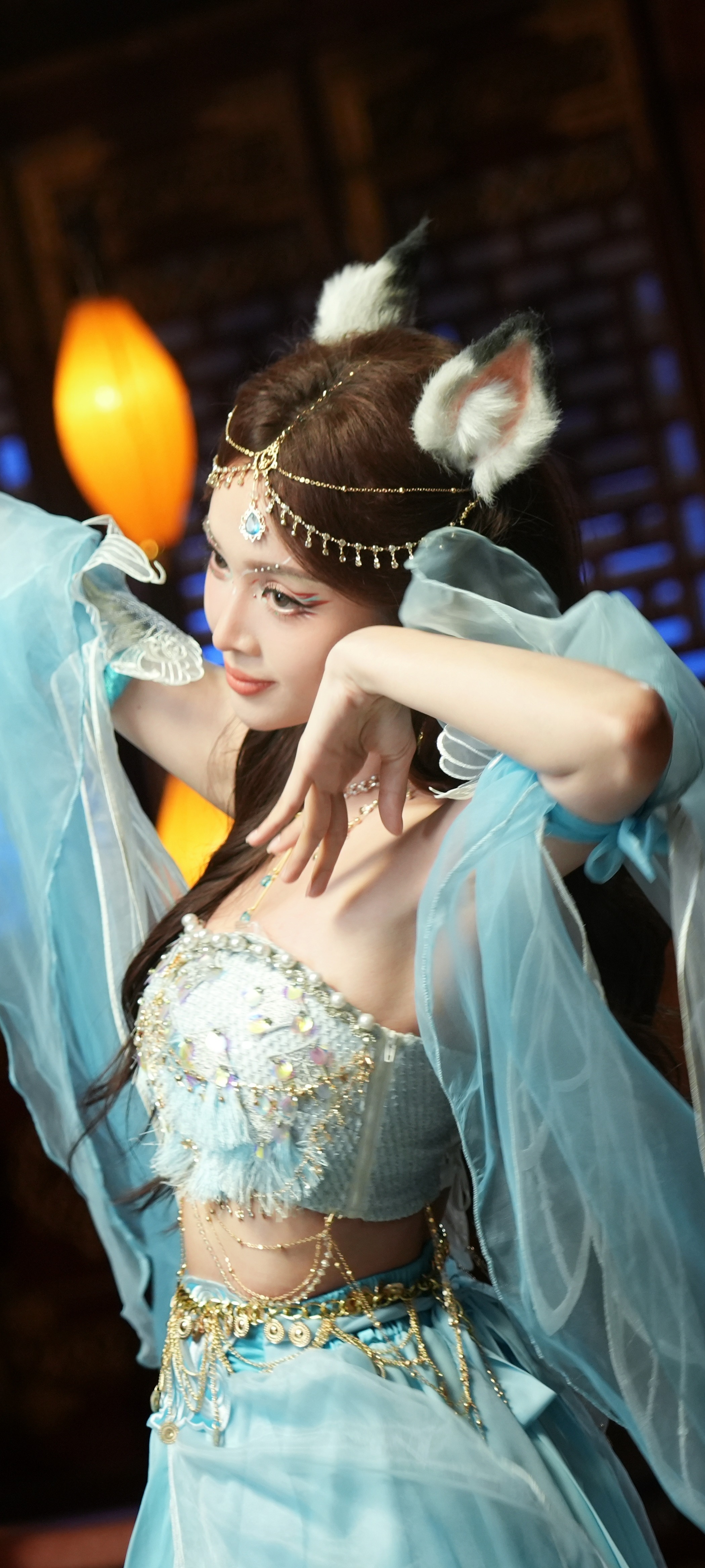 吴宣仪穿搭壁纸：媚力十足的“小狐狸”。吴宣仪