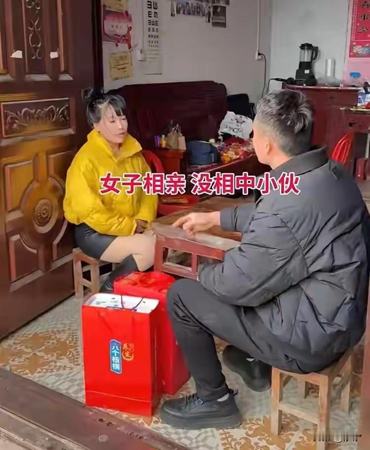 农村相亲出现这一幕，小伙子提着两箱礼品，直接就上了女生家门，女生穿着黄色的