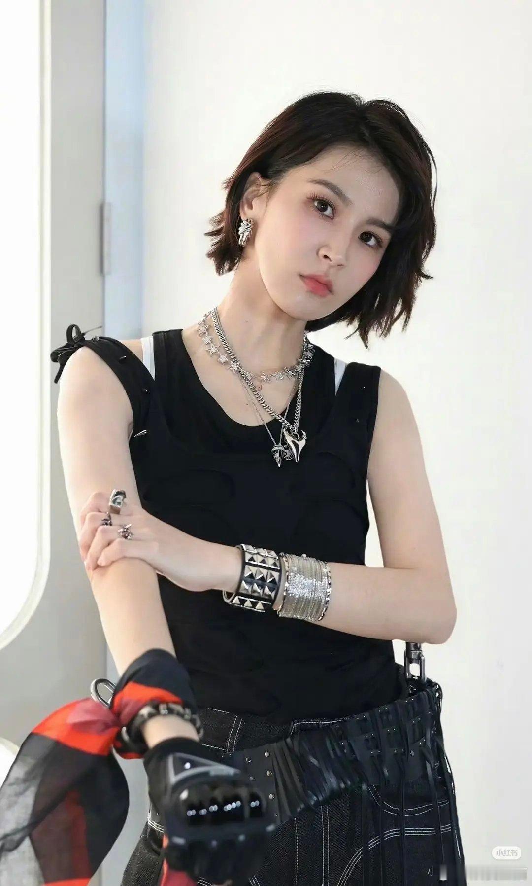 浪姐真是曾沛慈的恩人，估计她自己都没想到人到中年靠浪姐翻红了
