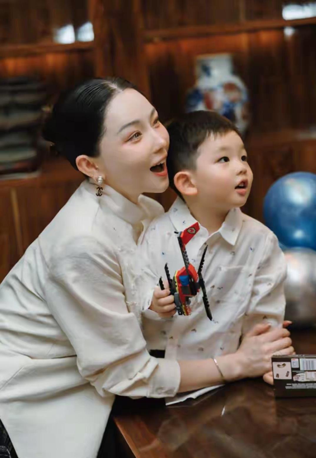 高晓松前妻夕又米如今很幸福啊！夕又米晒照为儿子庆三岁生日，画面中，小家伙被爸