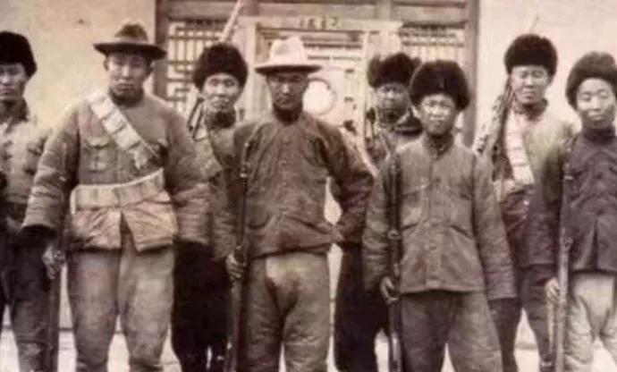 1938年，138师师长下令剥光132头日寇的衣服，然后全部砍头，用禽兽