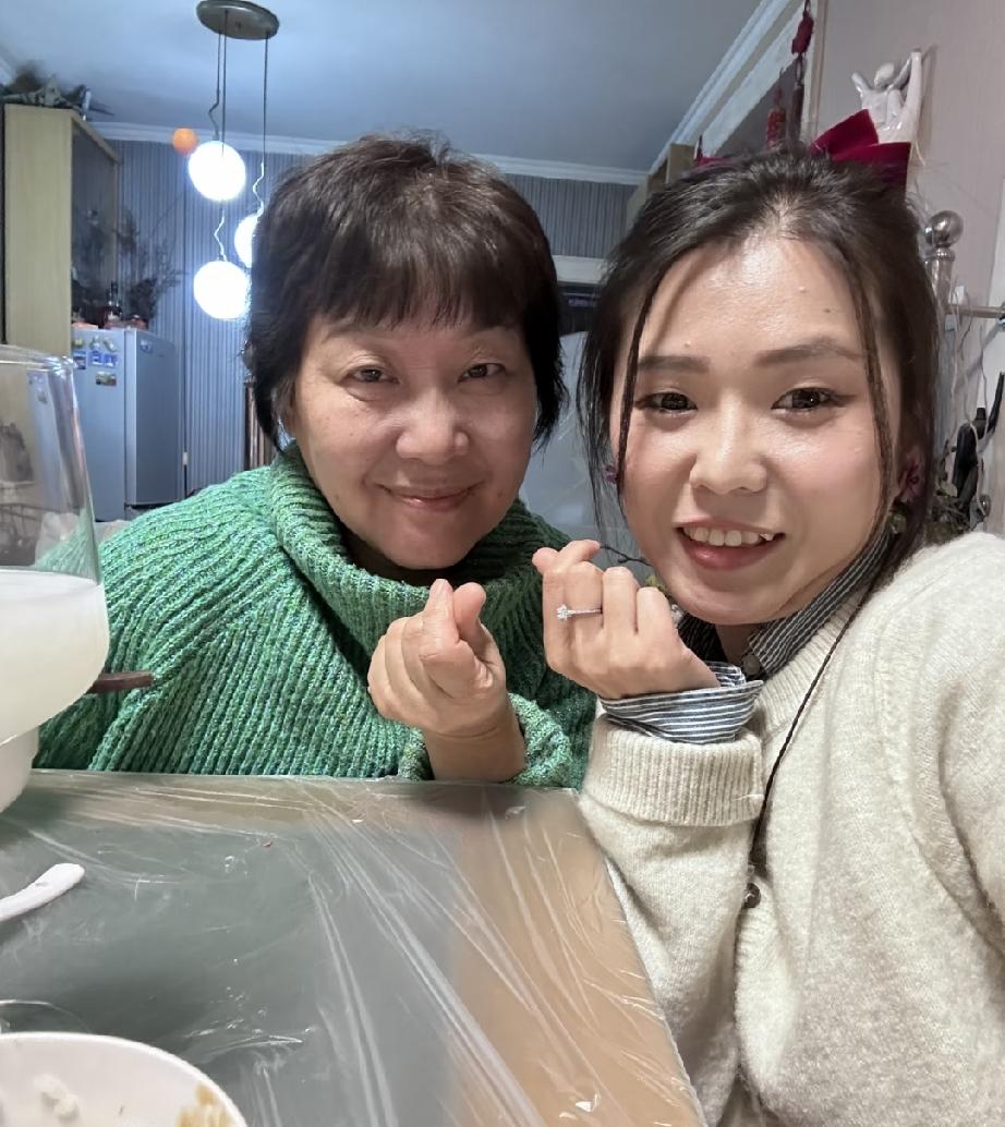 我儿媳妇从来不叫我妈，叫奶奶。奶奶拖个地，奶奶记得用手洗宝宝衣服，奶奶冲奶一定用