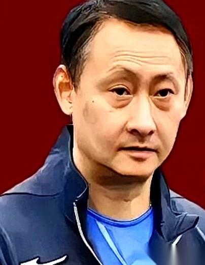 伦敦世乒赛，中日决战。镜头没对准球员，反而死死锁住了一个场边的男人，张本宇。他