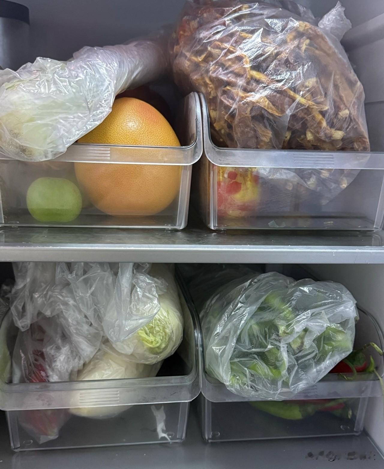 和婆婆住在一起，买收纳神器都不管用！双开门的大冰箱被婆婆塞得乱七八糟，一打开门