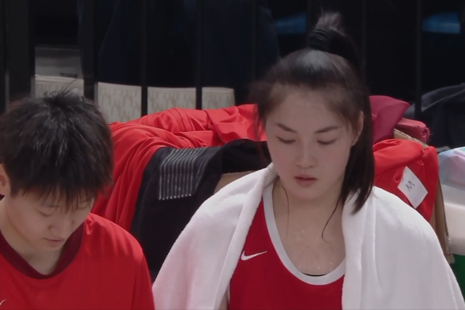 中国女篮再败，张子宇空砍25+11，王思雨18分送致命失误