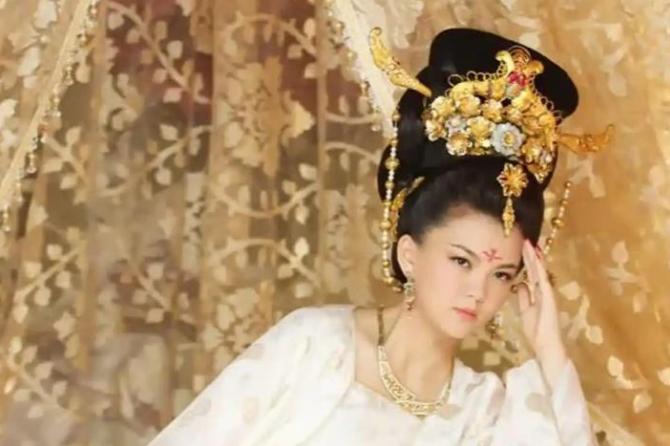 公元698年，太平公主在一个夜晚宠幸了四名男子，到了第二天清早，丫鬟们低着头去整