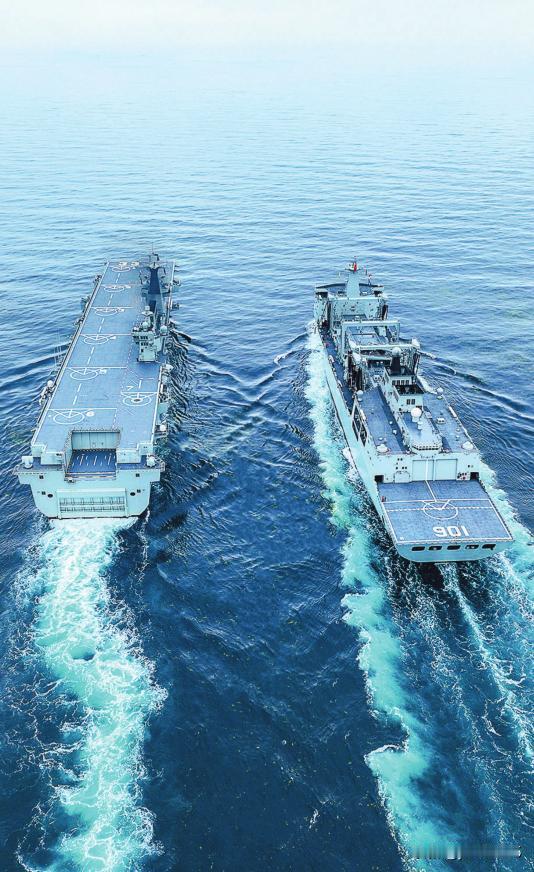 它们同框时：5万吨的901型大型补给舰和4万余吨的075型！901型补给舰是专