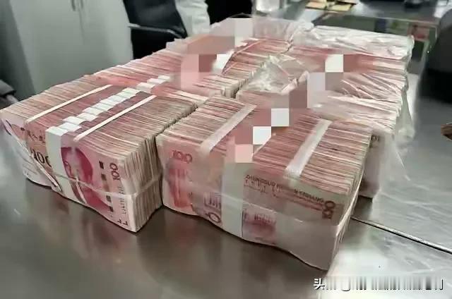 内蒙古，一女子省吃俭用在银行存了75万，结果被柜员偷偷转走了。虽然柜员被判了刑，