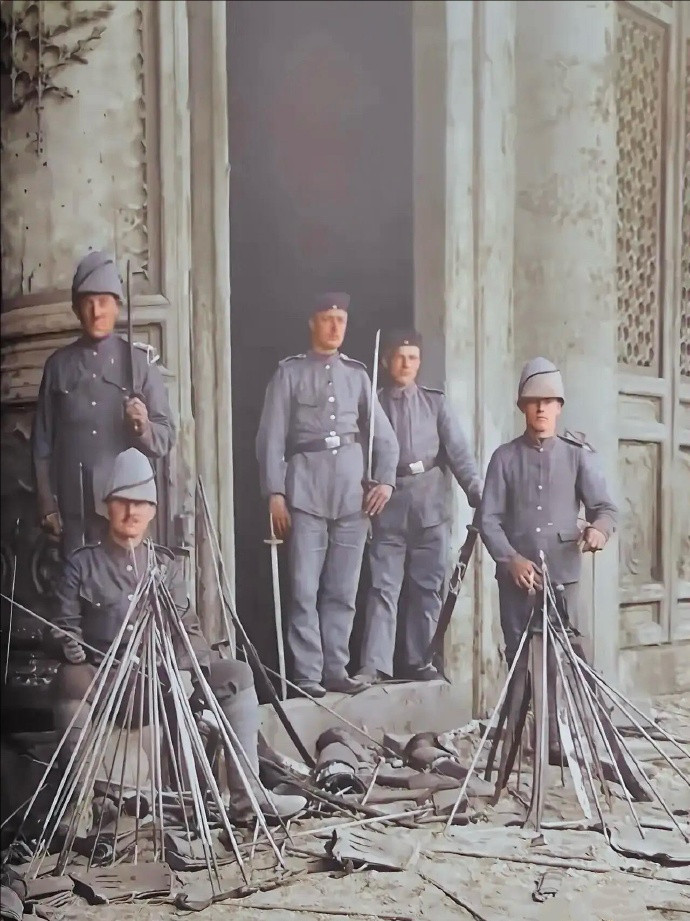 1900年，八国联军攻占紫禁城后，从清军武器库找出了大量长剑、大刀等冷兵器，随后