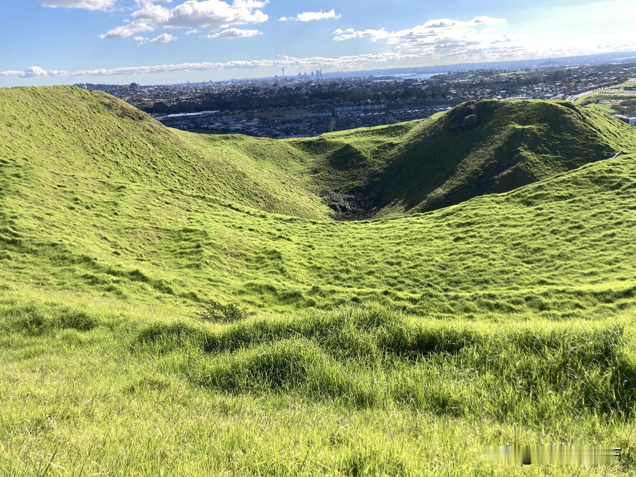 上一篇文中提到了惠灵顿山，这不现在我就来到了惠灵顿山，刚完成绕山顶一周的徒步。