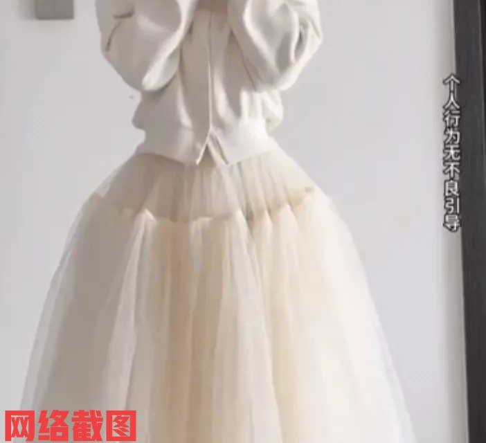 山西有女子楼下倒垃圾路过保安亭。女子看物业保安在不停注视她。此刻女子心里