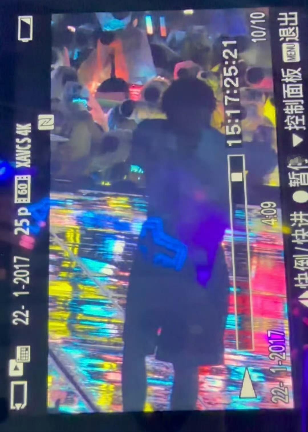 陈奕恒摔倒地太滑了起来之后立马微笑安慰粉丝陈奕恒的临场反应能力👍
