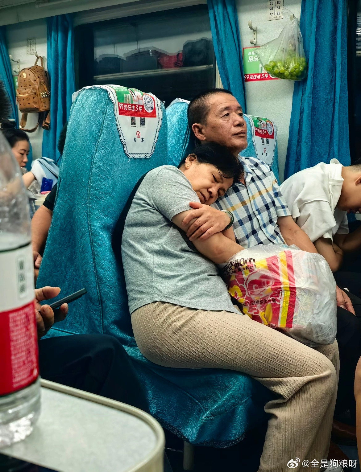 在车上拍到相互依靠的爱情​​​