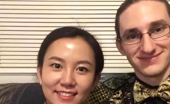 “你应该滚回中国去！”“别用亚洲人的脏习惯喂我的孩子！”2019年美国一男子不断