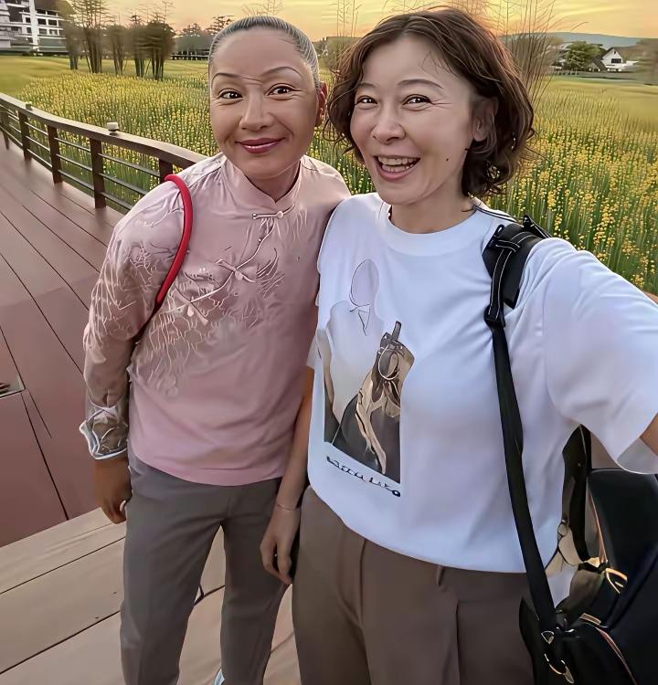 瞿颖和柯蓝这俩人，放在一起琢磨还挺有意思。年轻时都是大美人，瞿颖是T台走出