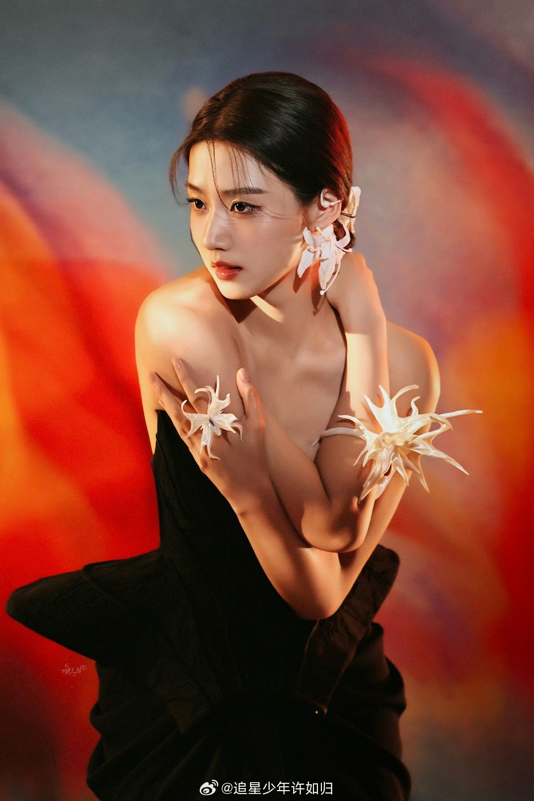 卢昱晓头上戴了好长一根针卢昱晓的“头顶小世界”太会了！复古花苞裙搭配羽毛头冠，